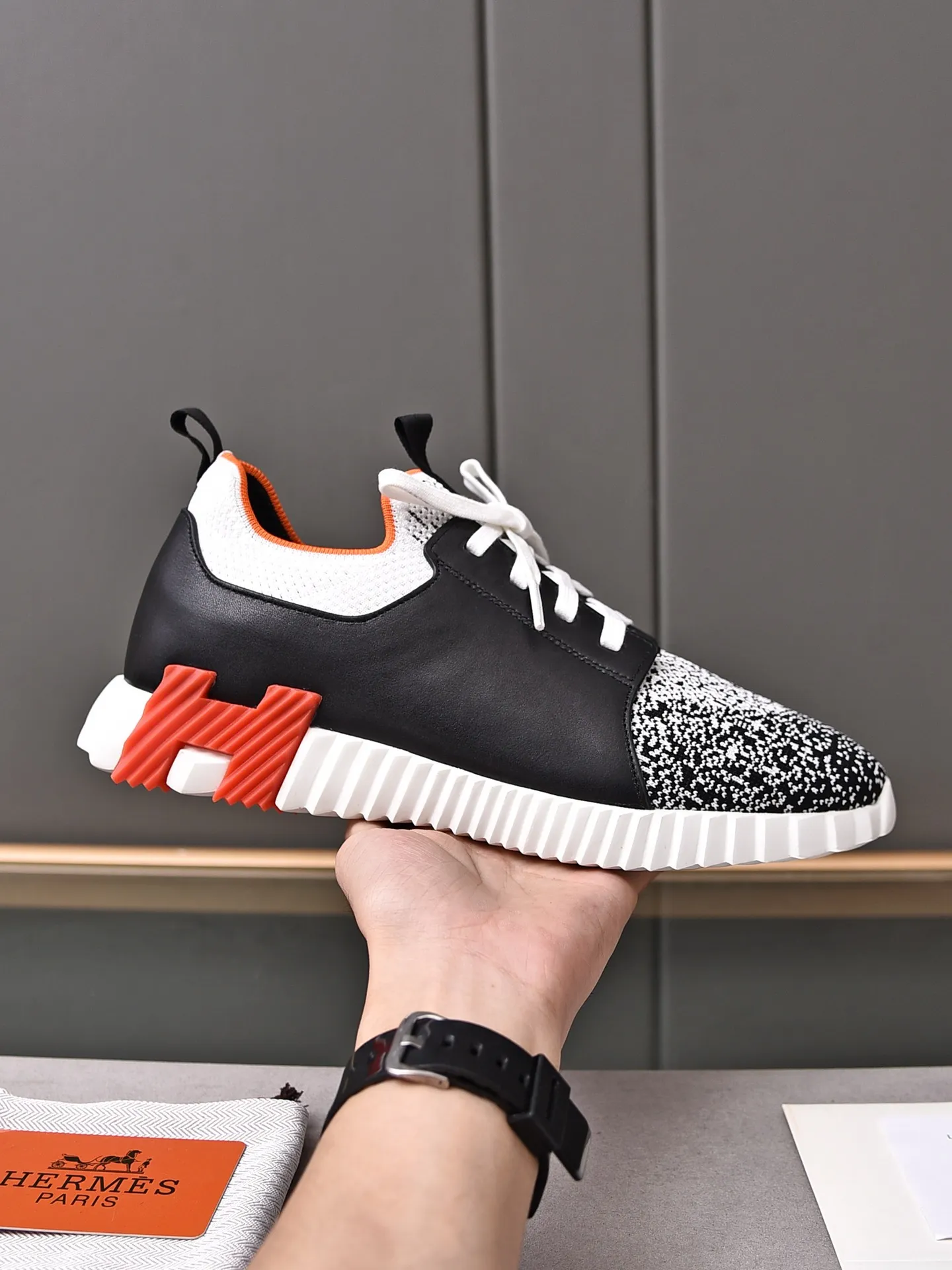 Factory price PP600 [Hermes] fe new arrival~ New Bouncing sneakers are the most comfortable shoes from Hermès, no one else⃣️. They are very light on the feet and look great. You won’t feel tired even when you go shopping and running around. 👍 Very light and comfortable, very light, suitable for both sports and leisure, and feel great when you step on them! It’s up to you to choose, there’s always what you want~ ✔️Fabric: Imported first-layer cowhide + high-elastic fly weave ✔️Inner lining: Imported water-dyed cow lining ✔️Outsole: Seamless combination of IP+TPU (multi-color letters) German technology irradiation machine ✔️Code number: Male 38-44 (45 customized)
